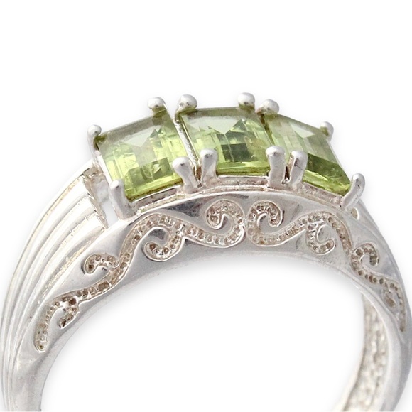 Ross-Simons Peridot Sterling Silver Ring Size 8 Three Stone Emerald Cut - Picture 3 of 4